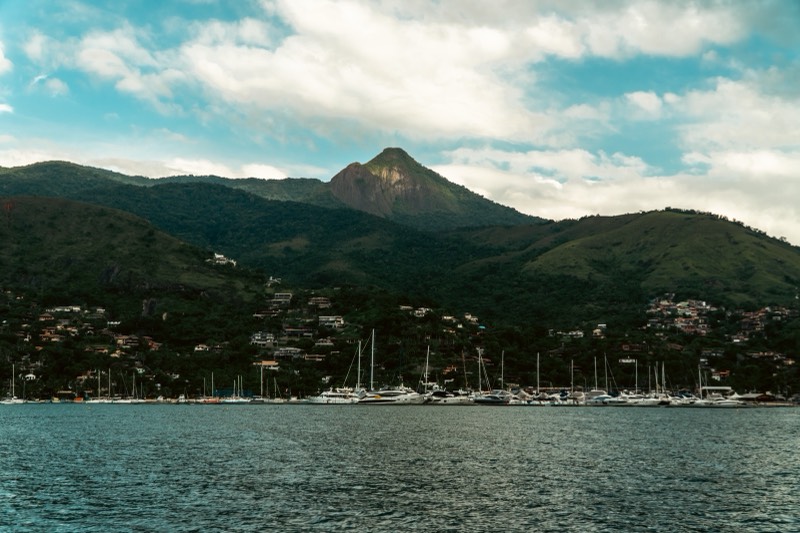 Vista aérea da Mata Atlântica e do mar de Ilhabela